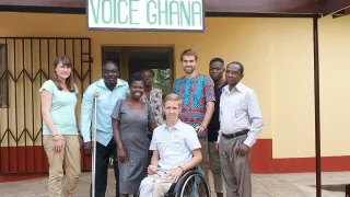 Gruppenfoto Voice Ghana mit Frederik und Robin.
