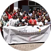 Gruppenfoto der weltwärts Partnerkonferenz mit dem Banner „weltwärts partner conference East Africa“.