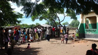 Eine Gruppe von Erwachsenen und Kindern vor dem Klinikgebäude.