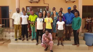 Gruppenbild mit den Mitarbeitenden der NGO ESI Benin und Hannah.