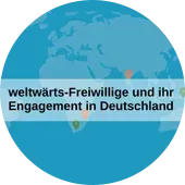 Im Hintergrund ist eine Weltkarte abgebildet. Im Vordergrund befindet sich der Schriftzug weltwärts-Freiwillige und ihr Engagement in Deutschland.